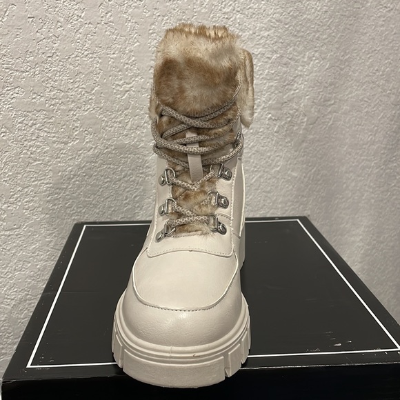 NWT, Brand new, Never worn Gorgeous off-white boots Sz 8 - Picture 3 of 5